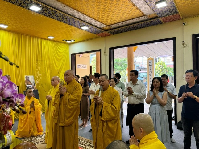 Chư tôn đức Văn phòng II TƯGH thắp hương cầu nguyện