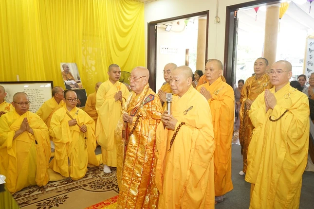 Chư tôn giáo phẩm thắp hương tưởng niệm