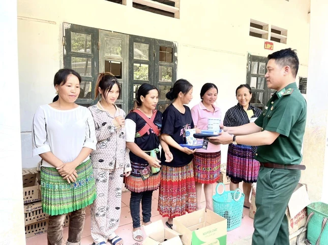 Đồn Biên phòng Tam Chung trao quà tại bản Suối Phái Đồn Biên phòng Tam Chung trao quà tại bản Suối Phái