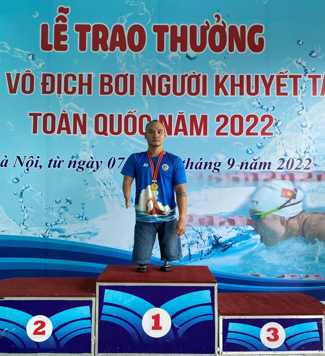 "Kình ngư không chân" Nguyễn Hồng Lợi giành Huy chương vàng giải vô địch bơi người khuyết tật toàn quốc năm 2022 "Kình ngư không chân" Nguyễn Hồng Lợi giành Huy chương vàng giải vô địch bơi người khuyết tật toàn quốc năm 2022