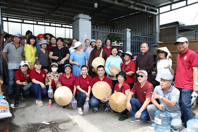 Hội thiện nguyện "Hạt Giống Từ Bi" - chùa Đại Giác (Q.Phú Nhuận, TP.HCM) cùng các Phật tử, mạnh thường quân ủng hộ hơn 50 triệu đồng cho chuyến xe "Giọt nước yêu thương" Hội thiện nguyện "Hạt Giống Từ Bi" - chùa Đại Giác (Q.Phú Nhuận, TP.HCM) cùng các Phật tử, mạnh thường quân ủng hộ hơn 50 triệu đồng cho chuyến xe "Giọt nước yêu thương"