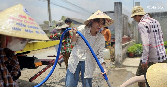 Ca sĩ Vũ Cát Tường hỗ trợ bơm nước cho người dân tại H.Gò Công Đông