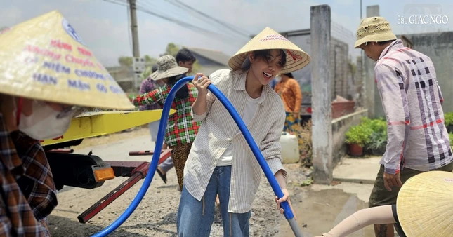 Ca sĩ Vũ Cát Tường hỗ trợ bơm nước cho người dân tại H.Gò Công Đông