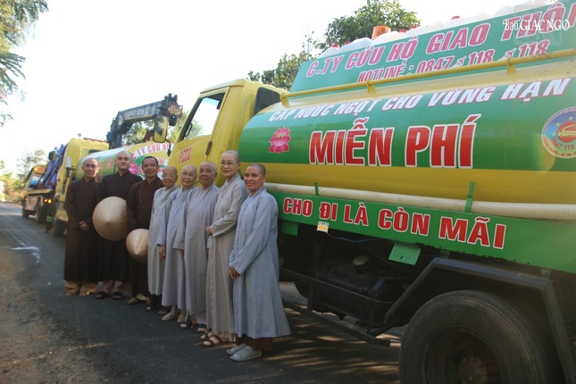 Quý Ni trưởng chùa Long Nhiễu, chùa Vạn Hạnh (TP.HCM) hỗ trợ nước đến bà con vùng khô hạn