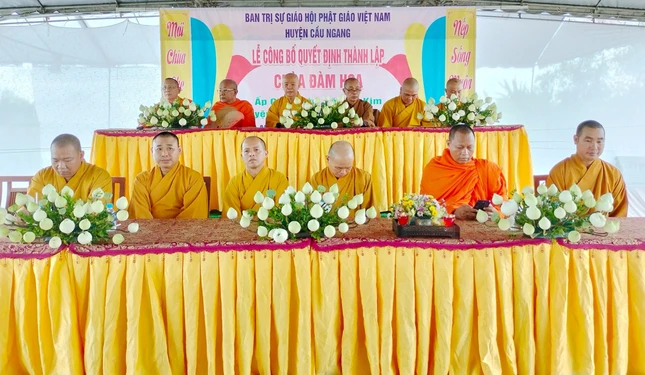 Chư tôn đức chứng minh buổi lễ