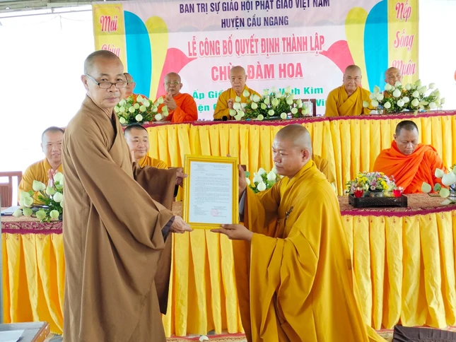 Hòa thượng Thích Huệ Pháp trao quyết định đến Đại đức Thích Minh Từ