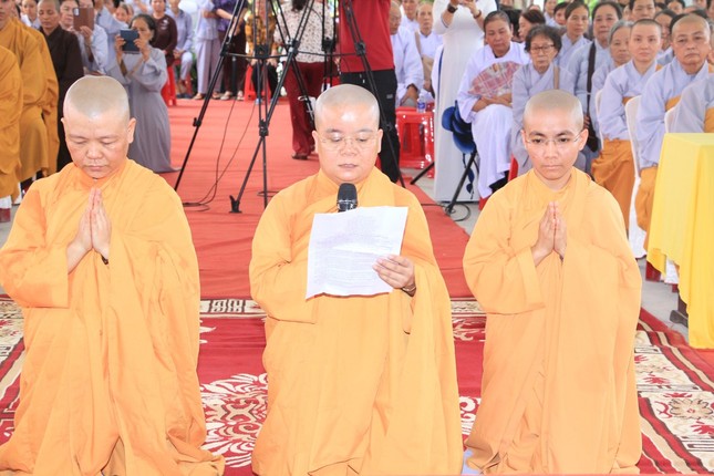 Sư cô Thích nữ Nghiêm Liên dâng lời phát nguyện