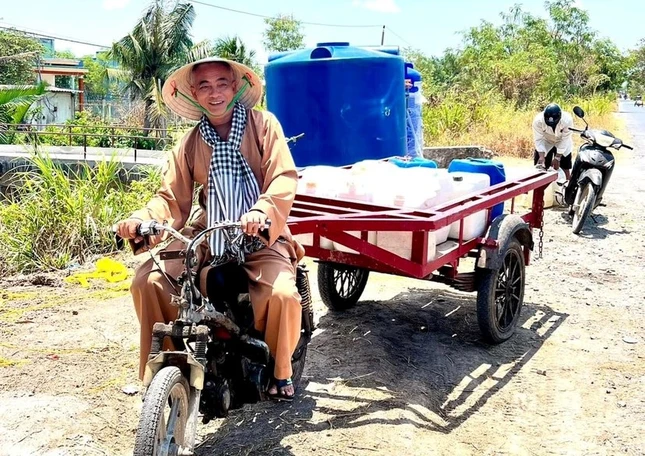Thượng tọa Thích Thiện Quý vận chuyển nước ngọt hỗ trợ bà con vùng hạn mặn
