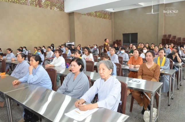 Phật tử về chùa tham dự khóa tu