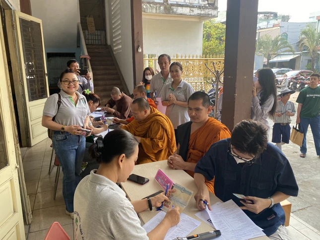 Chư tôn đức Tăng Ni, chư Tăng Lào và hơn 300 tình nguyện viên tham gia hiến máu nhân đạo