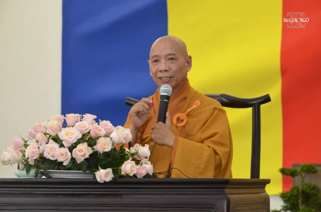 Hòa thượng Thích Huệ Minh chia sẻ thời pháp thoại với chủ đề “Thắp đèn trí tuệ”