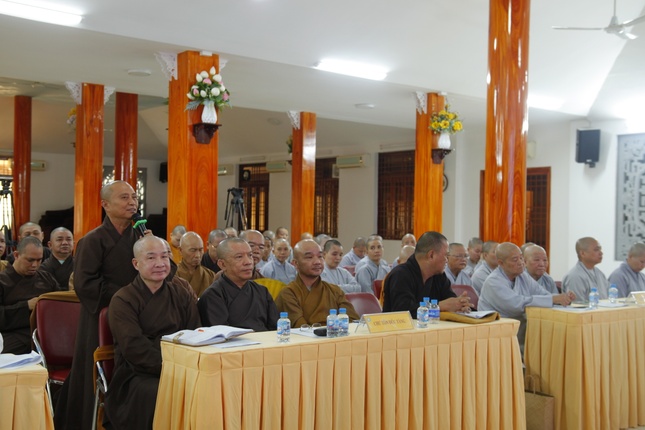 Chư Tăng phát biểu ý kiến tại phiên họp