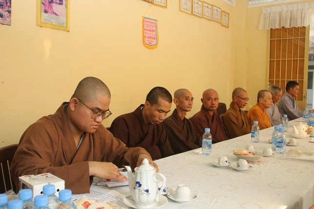 Chư Tăng tham dự phiên họp Chư Tăng tham dự phiên họp