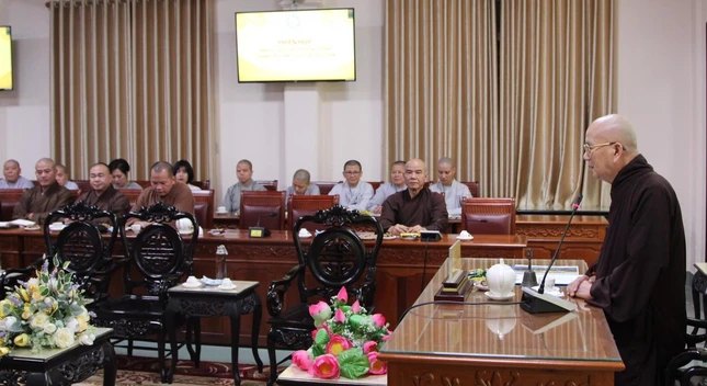 Hòa thượng Thích Khế Chơn chủ trì phiên họp