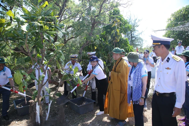 Đoàn trồng cây lưu niệm tại đảo Đá Tây A