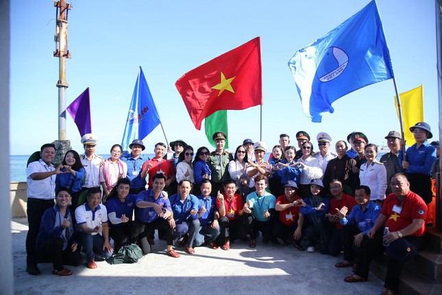Đoàn đại biểu tại đảo Song Tử Tây