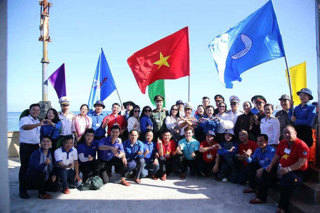 Đoàn đại biểu tại đảo Song Tử Tây