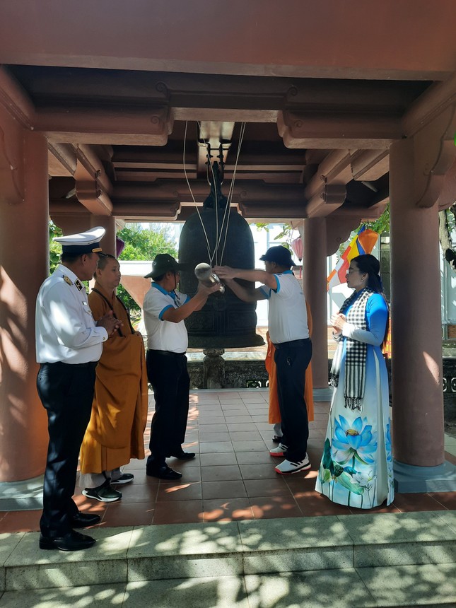 Đoàn công tác thỉnh chuông tại chùa Trường Sa Lớn