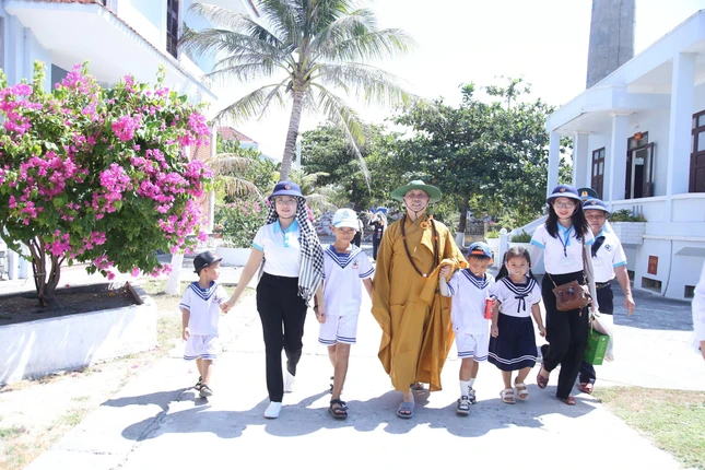 Bí thư Ban Chấp hành T.Ư Đoàn, Chủ tịch Hội đồng Đội T.Ư Nguyễn Phạm Duy Trang và Đại đức Thích Giác Thọ với các em thiếu nhi trên đảo Trường Sa Lớn