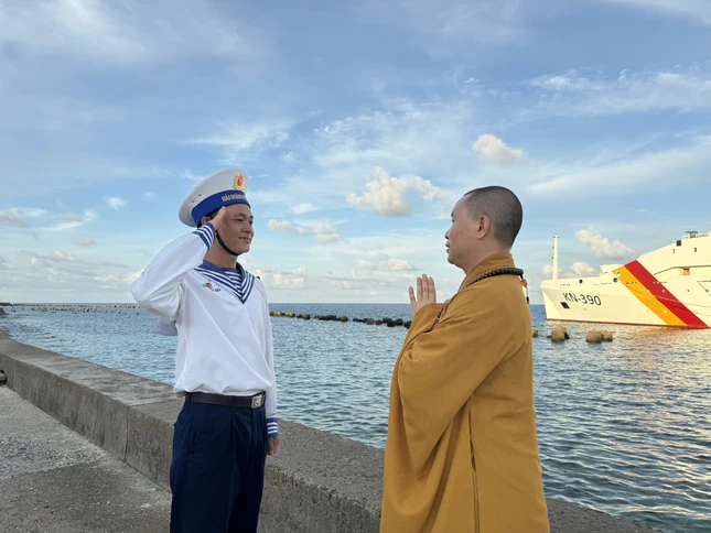 Đại đức Thích Giác Thọ và chiến sĩ tại đảo Trường Sa