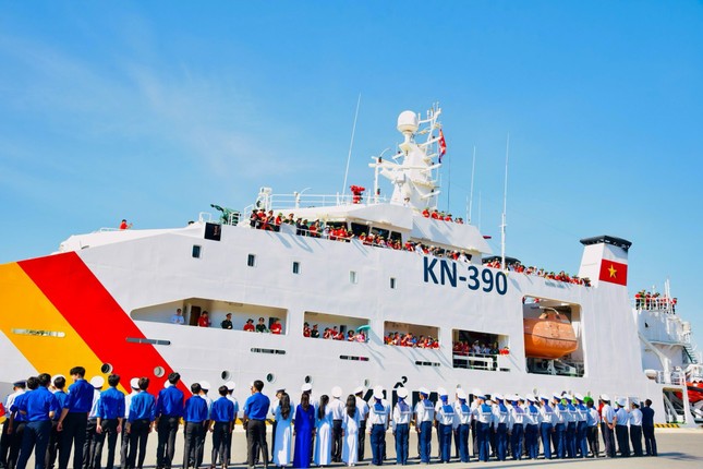 Lễ tiễn đoàn công tác số 13 đi thăm quân dân tại Trường Sa và nhà giàn DK1