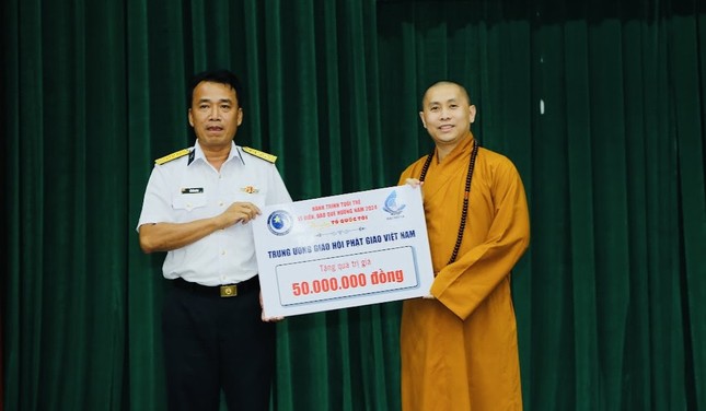 Thay mặt TƯGH, Đại đức Thích Giác Thọ trao tặng 50 triệu đồng đến các chiến sĩ tại Trường Sa