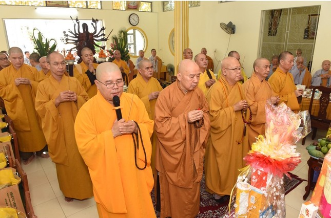 Chư tôn đức thắp hương tưởng niệm