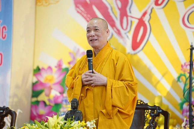 Hòa thượng Thích Bảo Nghiêm sách tấn hành giả tham dự khóa tu trước khi bế mạc