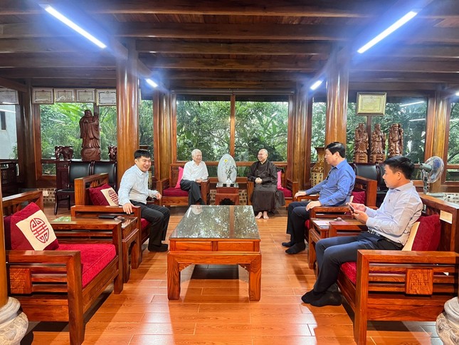 Thượng tọa Thích Đức Thiện đón tiếp nguyên Chủ tịch nước Nguyễn Minh Triết và phái đoàn Thượng tọa Thích Đức Thiện đón tiếp nguyên Chủ tịch nước Nguyễn Minh Triết và phái đoàn