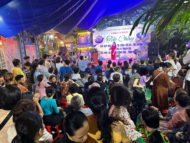 Đông đảo tín đồ, Phật tử gần xa về dự tiệc chay, xem văn nghệ tại chùa Vô Ưu