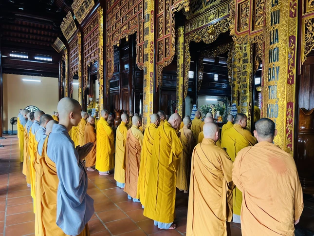 Chư tôn đức cử hành lễ Bố-tát