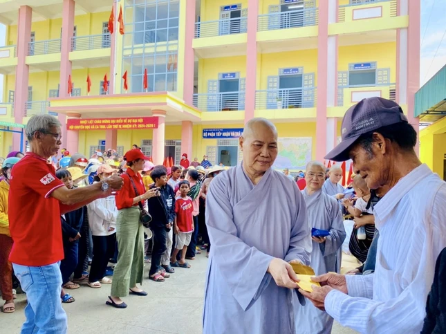 Ni trưởng Thích nữ Như Trí tận tay trao quà đến các hoàn cảnh khó khăn