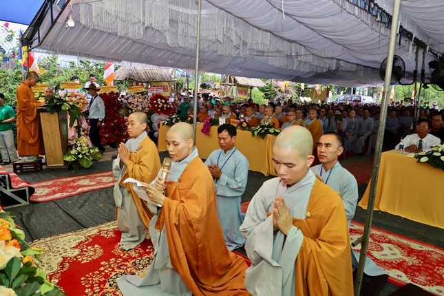 Sư cô Thích nữ Diệu Mỹ, tân trụ trì chùa Phước Huệ dâng lời phát nguyện