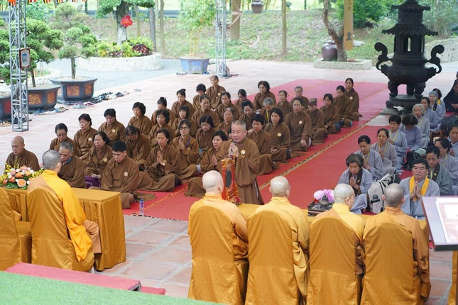 Đại diện Phật tử tham dự khóa tu dâng lời phát nguyện tinh tấn tu học