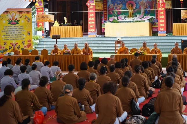 Gần 200 cư sĩ, Phật tử Lớp Hoằng pháp viên khóa II tham gia khóa tu và buổi thi giáo lý tại chùa Vạn Phúc