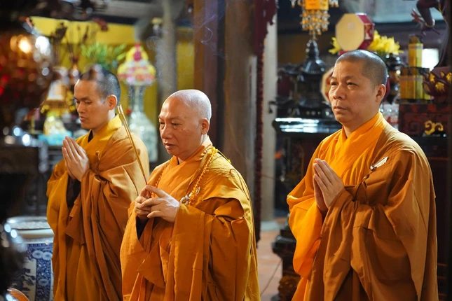 Chư tôn đức niêm hương bạch Phật