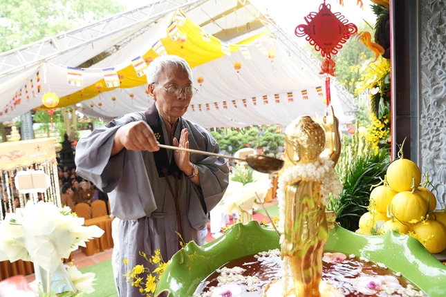 Phật tử thành kính Tắm Phật