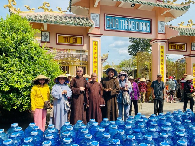 Trao các bình nước uống tinh khiết, nước đóng chai đến bà con tại chùa Thắng Quang (xã An Trung Ngãi, H.Ba Tri, Bến Tre)