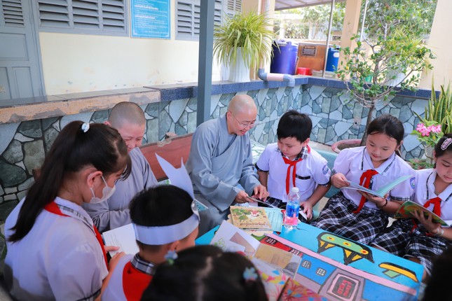 Em say mê đọc truyện Phật giáo "Chim Anh vũ" ngay khi được quý Sư trao tặng