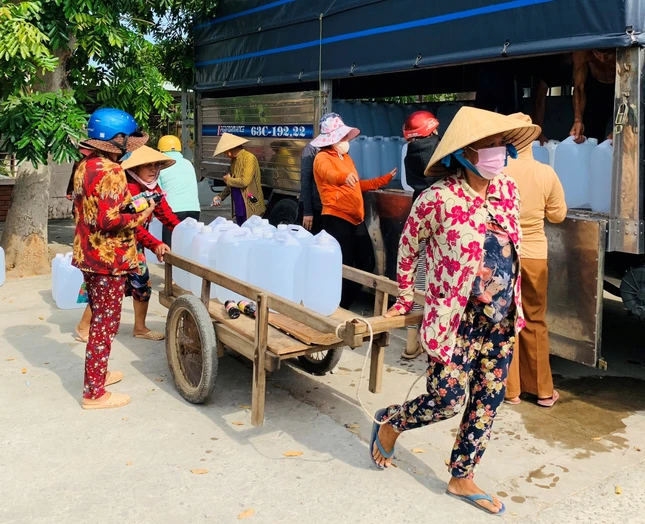 Người dân vận chuyển nước về nhà