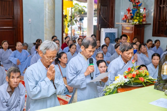 Đại diện Phật tử tham dự khóa tu dâng lời phát nguyện