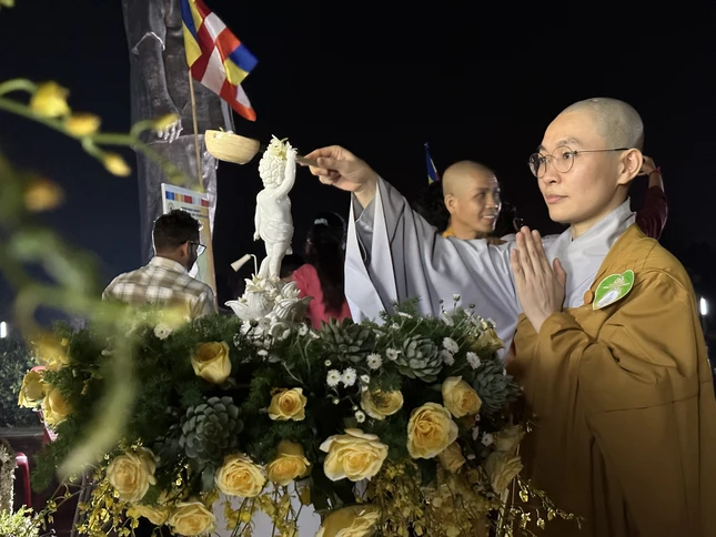 Chư Ni Việt Nam cử hành nghi thức Tắm Phật