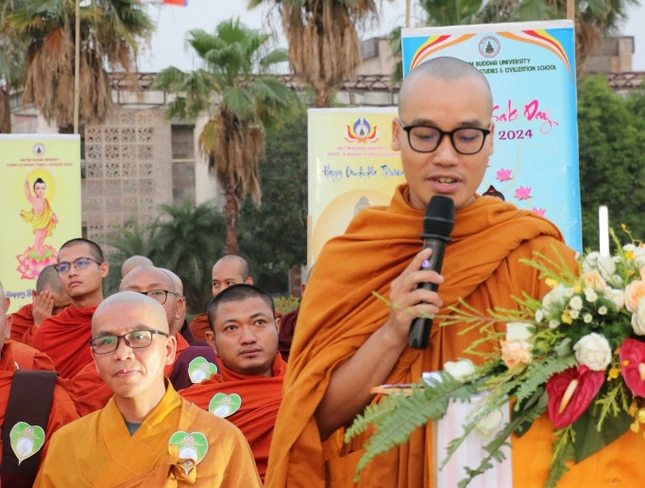 Tăng sinh Minh Long đại diện cho sinh viên quốc tế tuyên đọc Thông điệp Phật đản Phật lịch 2568