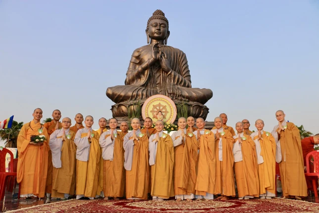 Tăng Ni sinh Việt Nam đang học tại Trường Gautam Buddha lưu niệm tại buổi lễ