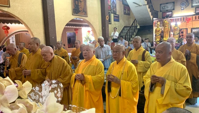 Chư tôn đức thắp hương tưởng niệm