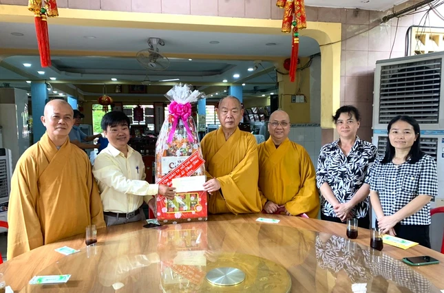 Đoàn Ban Tôn giáo TP.HCM thăm, tặng quà chúc mừng Đại lễ Phật đản Phật lịch 2568 đến Ban Trị sự GHPGVN Q.8