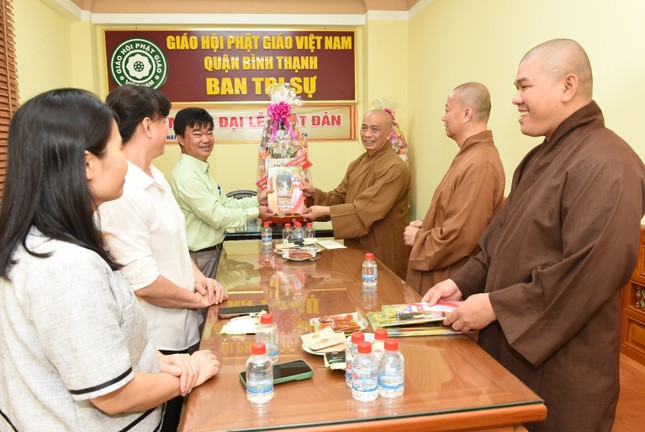 Thượng tọa Thích Tâm Chơn tặng Giai phẩm Giác Ngộ kính mừng Phật đản Phật lịch 2568 - Vesak 2024: “Phật về giữa nhân gian” đến các thành viên của đoàn