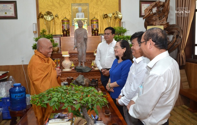 Hòa thượng tri ân phái đoàn