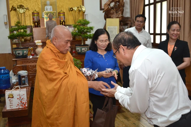Hòa thượng Thích Giác Toàn trao xâu chuỗi đeo tay lưu niệm