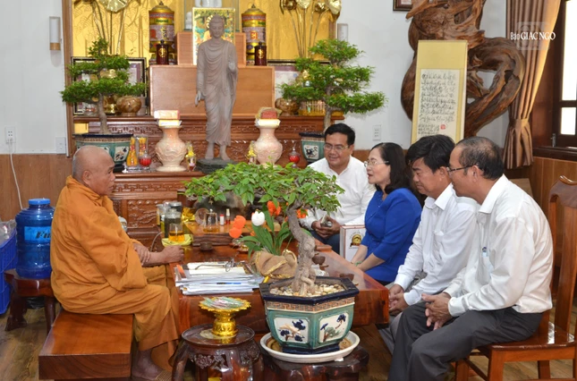 Hòa thượng Thích Giác Toàn đón tiếp phái đoàn